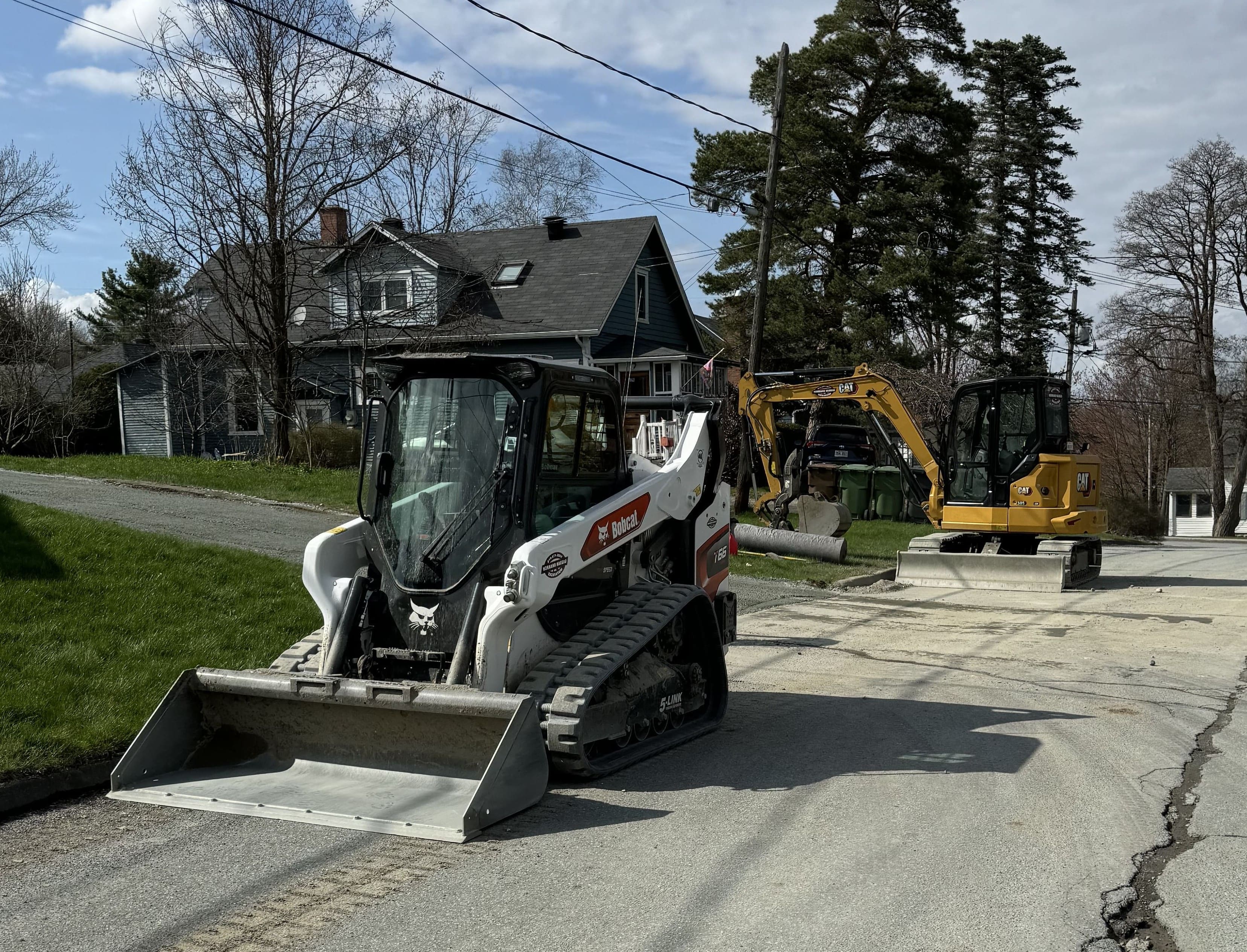 Équipe Asphalte Évolution LC et camions